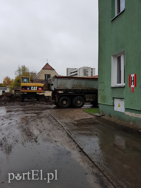 Mieszkają na budowie i mają tego dość zdjęcie nr 164097