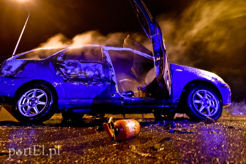 Ogień strawił fiata w 2 minuty zdjęcie nr 164172