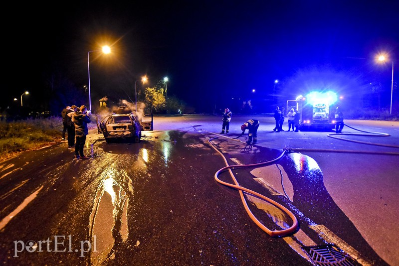 Ogień strawił fiata w 2 minuty zdjęcie nr 164173