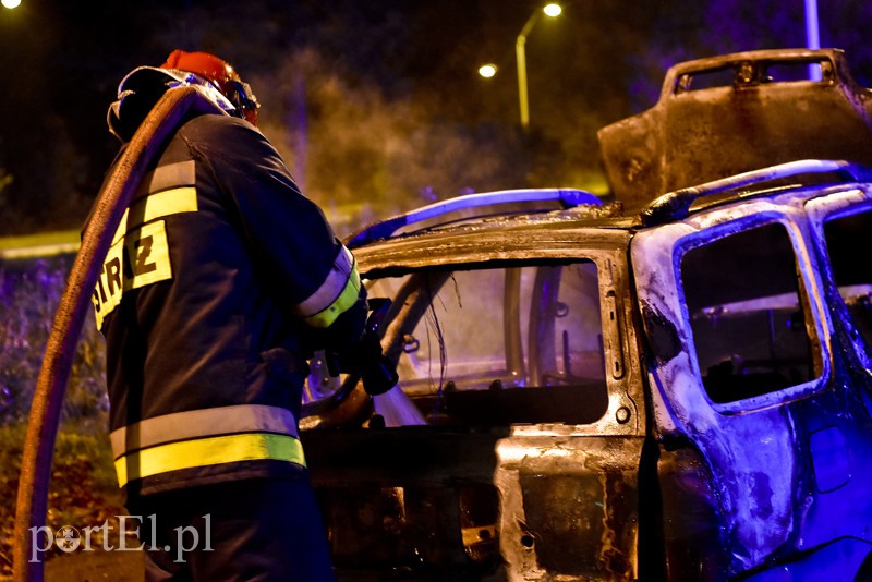 Ogień strawił fiata w 2 minuty zdjęcie nr 164177