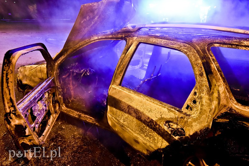 Ogień strawił fiata w 2 minuty zdjęcie nr 164167