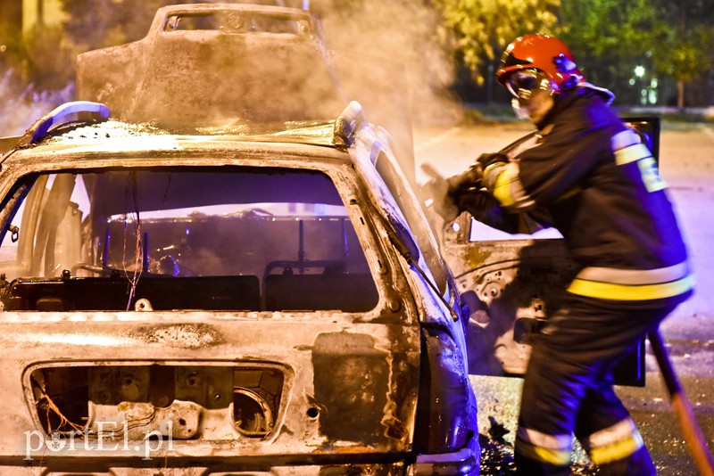 Ogień strawił fiata w 2 minuty zdjęcie nr 164176