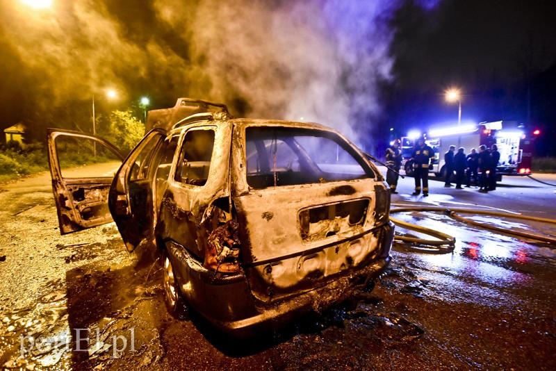 Ogień strawił fiata w 2 minuty zdjęcie nr 164170