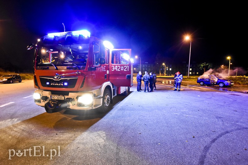 Elbląg Ogień strawił fiata w 2 minuty