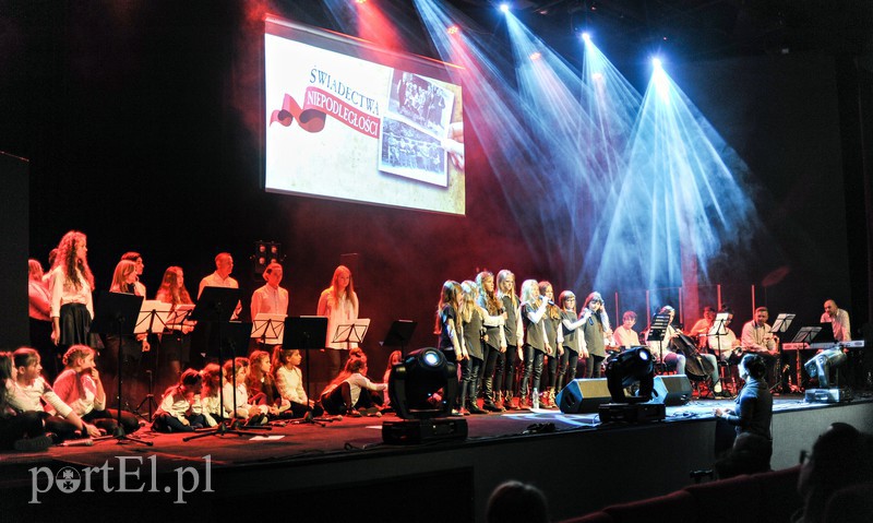 Śpiewem uczcili niepodległość zdjęcie nr 164772