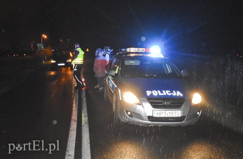 Chciał wyprzedzić, wypadł z drogi zdjęcie nr 165047