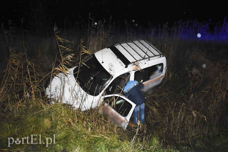 Chciał wyprzedzić, wypadł z drogi zdjęcie nr 165046