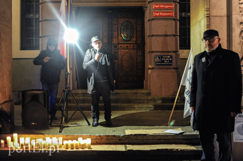 Pikietujący pod sądem: "weta okazały się oszustwem" zdjęcie nr 165669