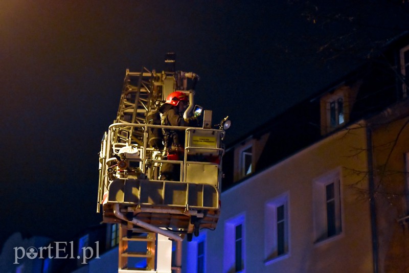 Ul. Mickiewicza: zadymienie na klatce schodowej i pożar sadzy zdjęcie nr 166901