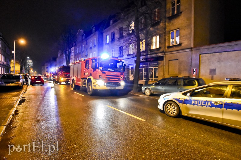 Elbląg Ul. Mickiewicza: zadymienie na klatce schodowej i pożar sadzy