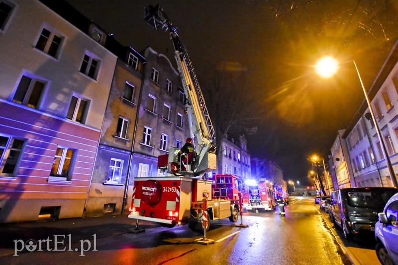 Ul. Mickiewicza: zadymienie na klatce schodowej i pożar sadzy zdjęcie nr 166904