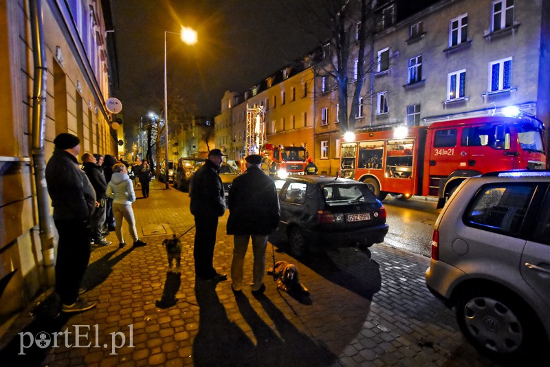 Ul. Mickiewicza: zadymienie na klatce schodowej i pożar sadzy zdjęcie nr 166900