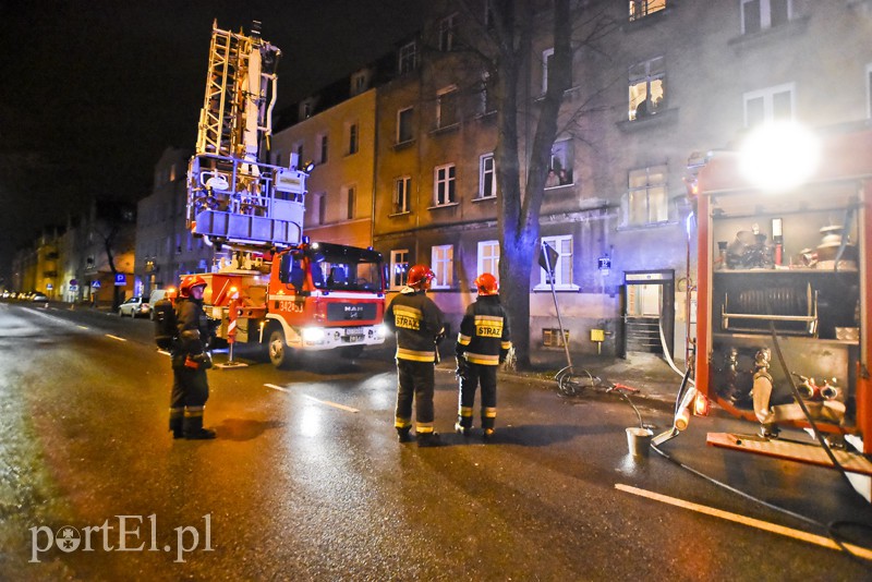 Ul. Mickiewicza: zadymienie na klatce schodowej i pożar sadzy zdjęcie nr 166899