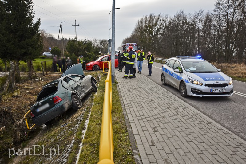 Wpadła do rowu, jedna osoba w szpitalu zdjęcie nr 167010