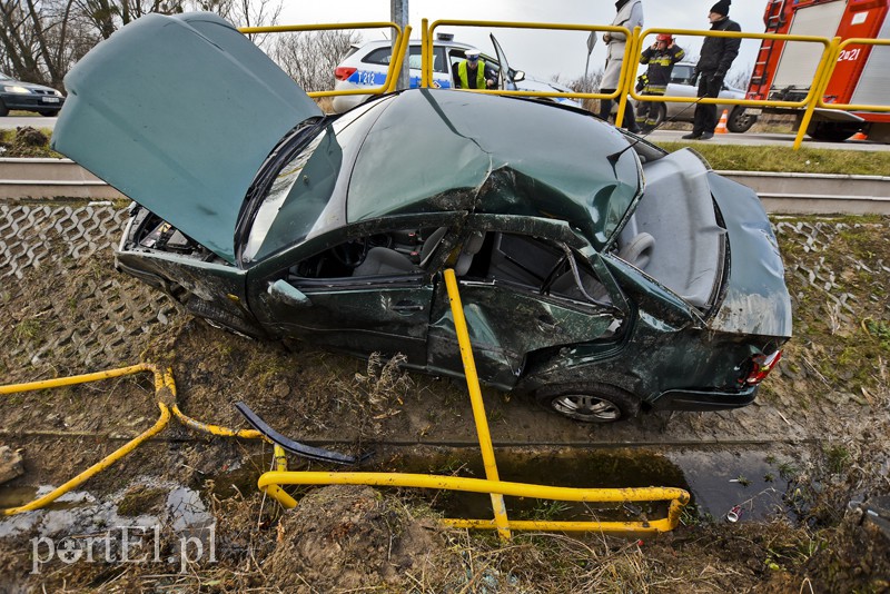 Wpadła do rowu, jedna osoba w szpitalu zdjęcie nr 167003