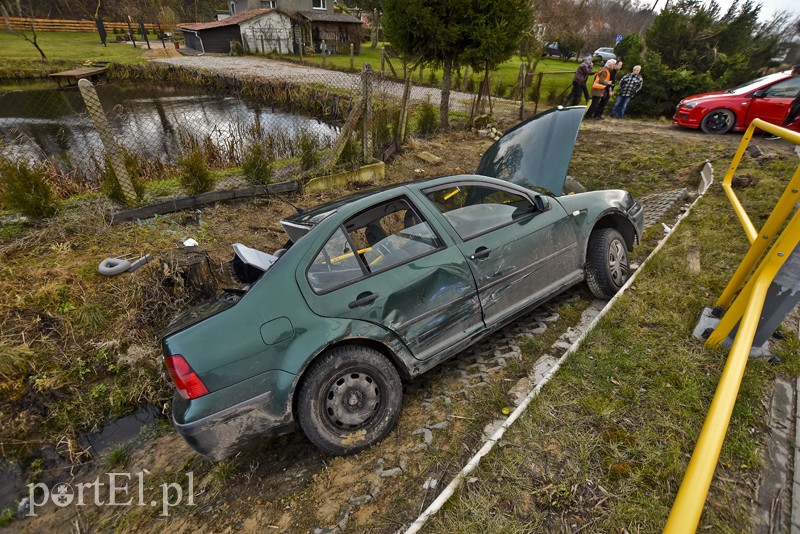 Wpadła do rowu, jedna osoba w szpitalu zdjęcie nr 167008