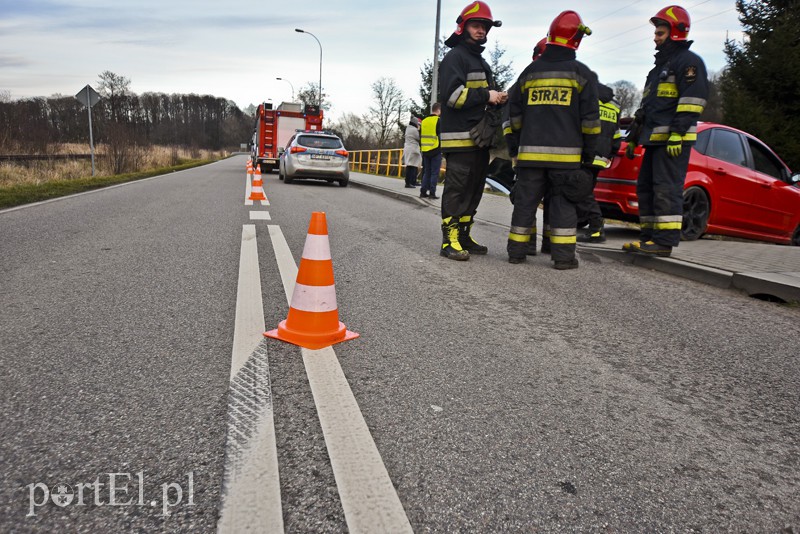 Wpadła do rowu, jedna osoba w szpitalu zdjęcie nr 167007
