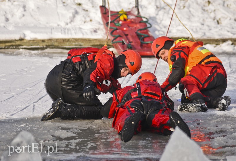 Co zrobić, gdy pod kimś załamie się lód? zdjęcie nr 168881