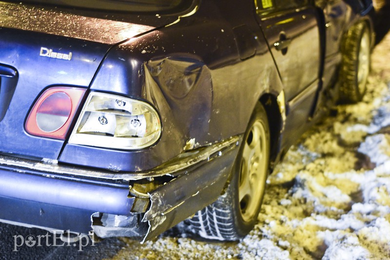 Zderzenie mercedesa z renault, jedna osoba w szpitalu zdjęcie nr 169789