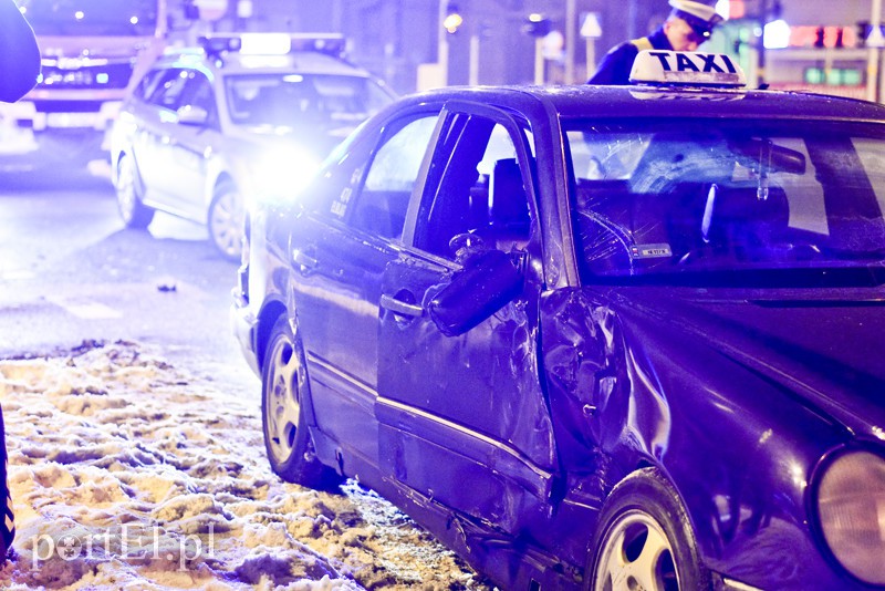 Zderzenie mercedesa z renault, jedna osoba w szpitalu zdjęcie nr 169787