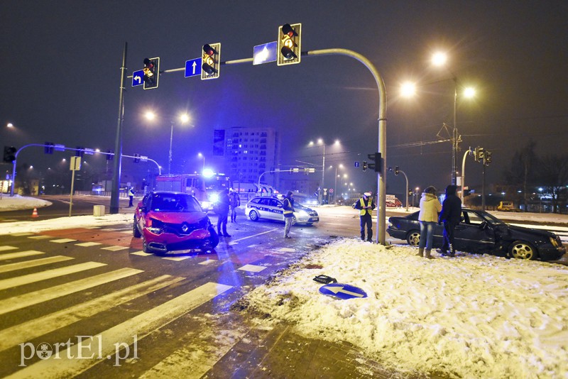Zderzenie mercedesa z renault, jedna osoba w szpitalu zdjęcie nr 169791