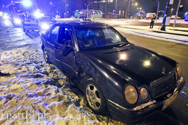 Zderzenie mercedesa z renault, jedna osoba w szpitalu zdjęcie nr 169780