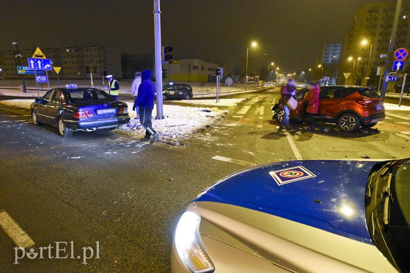 Zderzenie mercedesa z renault, jedna osoba w szpitalu zdjęcie nr 169785
