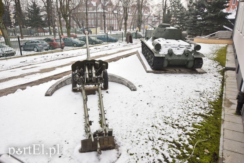Co się dzieje przed klubem wojskowym przy ul. Królewieckiej? zdjęcie nr 169964