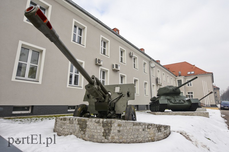 Co się dzieje przed klubem wojskowym przy ul. Królewieckiej? zdjęcie nr 169966