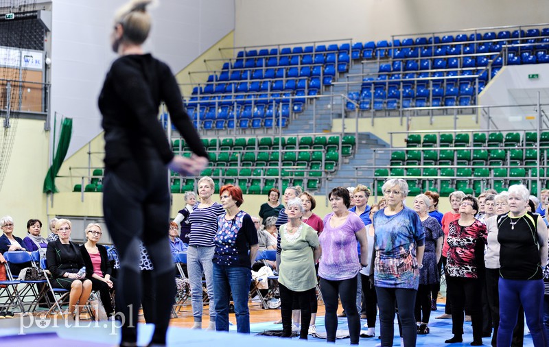 Tak seniorzy ćwiczą jogę zdjęcie nr 170392