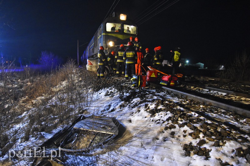 Wjechał mercedesem pod pociąg. Ruch wstrzymany zdjęcie nr 170674