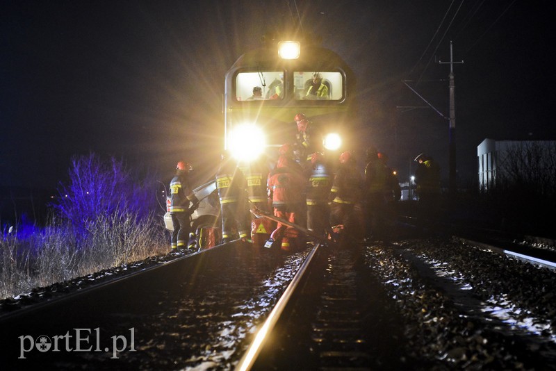 Wjechał mercedesem pod pociąg. Ruch wstrzymany zdjęcie nr 170673