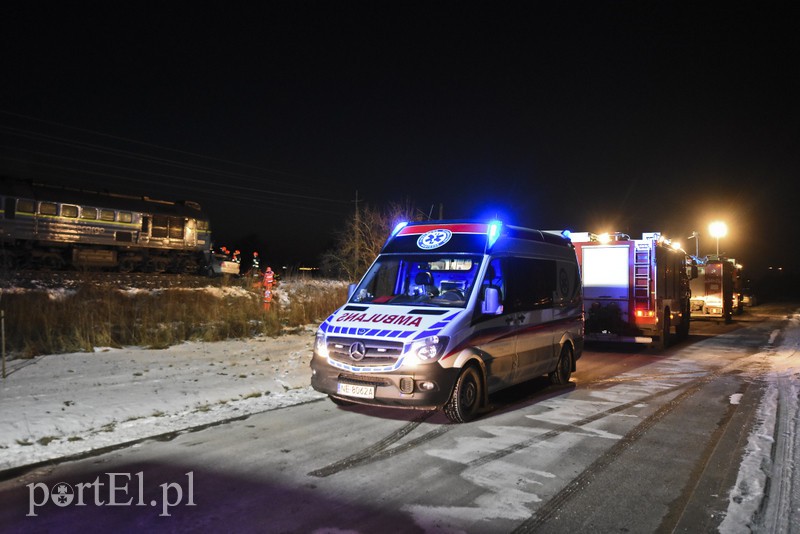 Elbląg Wjechał mercedesem pod pociąg. Ruch wstrzymany