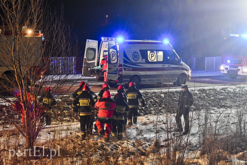 Wjechał mercedesem pod pociąg. Ruch wstrzymany zdjęcie nr 170678