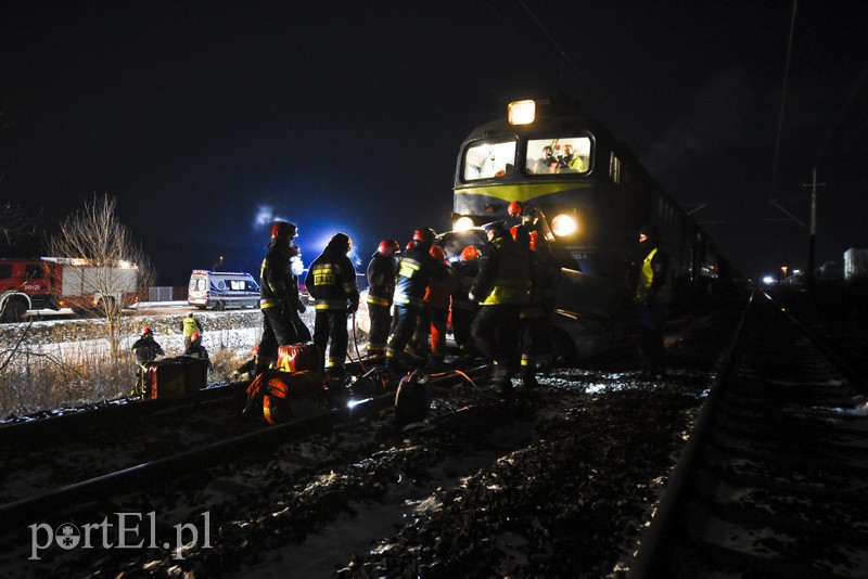 Wjechał mercedesem pod pociąg. Ruch wstrzymany zdjęcie nr 170675