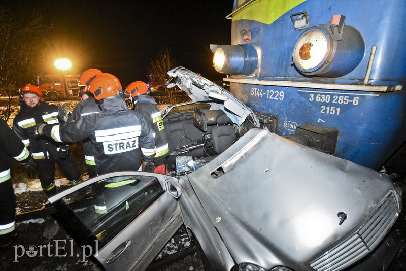 Wjechał mercedesem pod pociąg. Ruch wstrzymany zdjęcie nr 170683