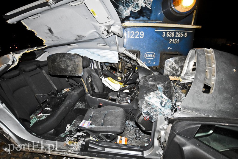 Wjechał mercedesem pod pociąg. Ruch wstrzymany zdjęcie nr 170685