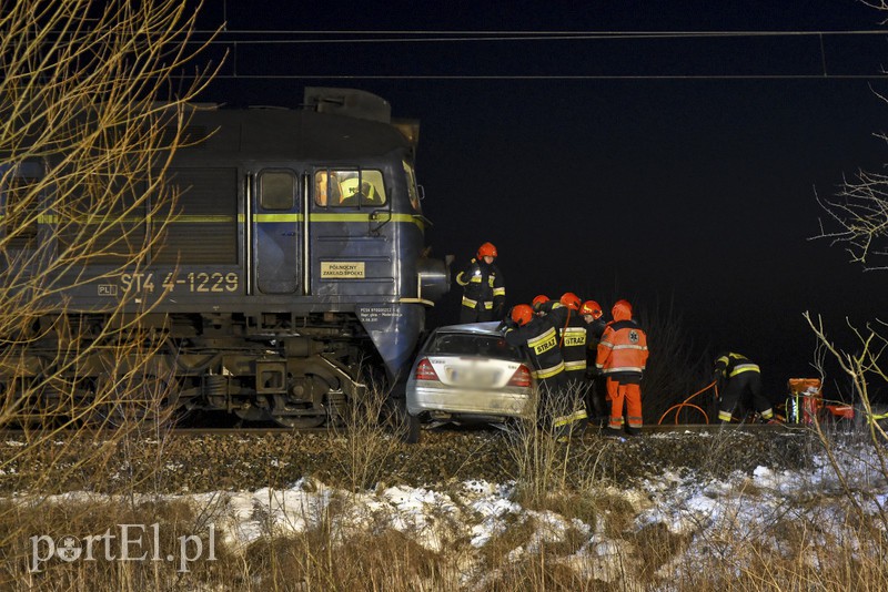 Wjechał mercedesem pod pociąg. Ruch wstrzymany zdjęcie nr 170670