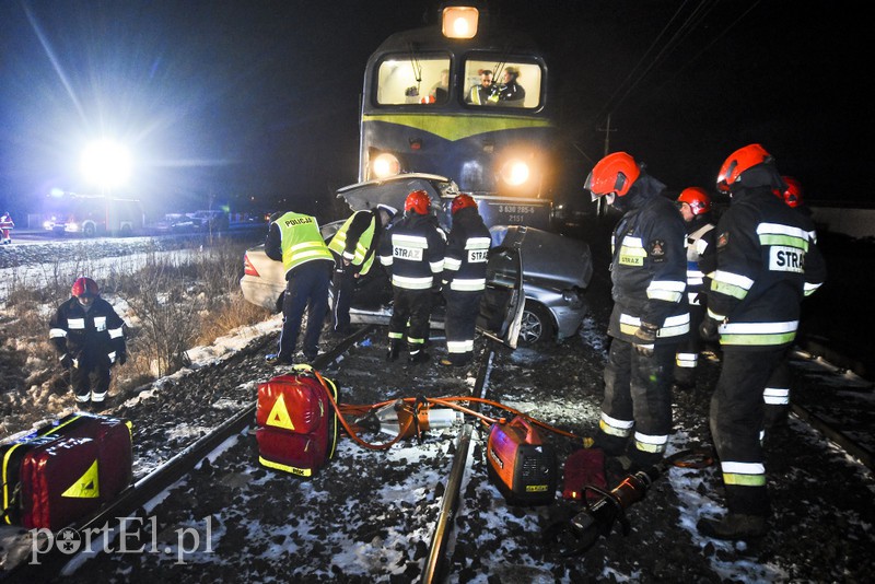 Wjechał mercedesem pod pociąg. Ruch wstrzymany zdjęcie nr 170679