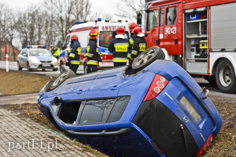 Elbląg Dachowanie na DK-7, kierowca bez prawa jazdy