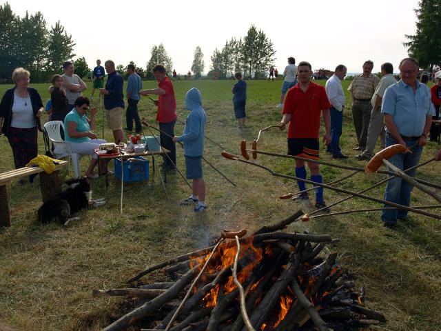 nie zabrakło tradycyjnego ogniska z kiełbaskami