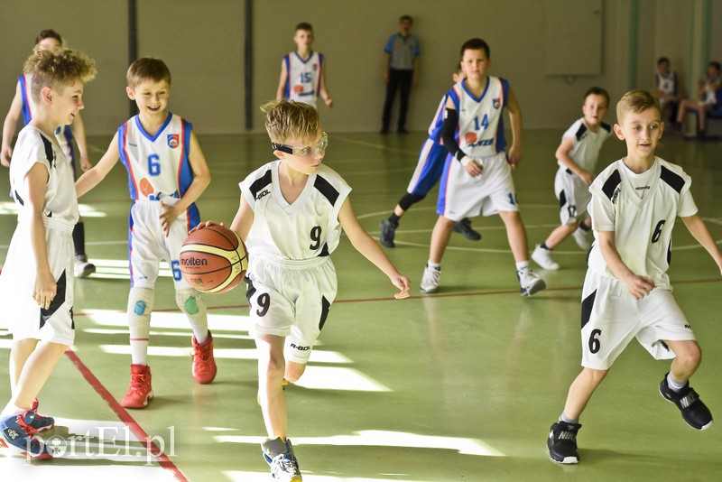  Młodzi koszykarze wyszli na parkiet zdjęcie nr 171581