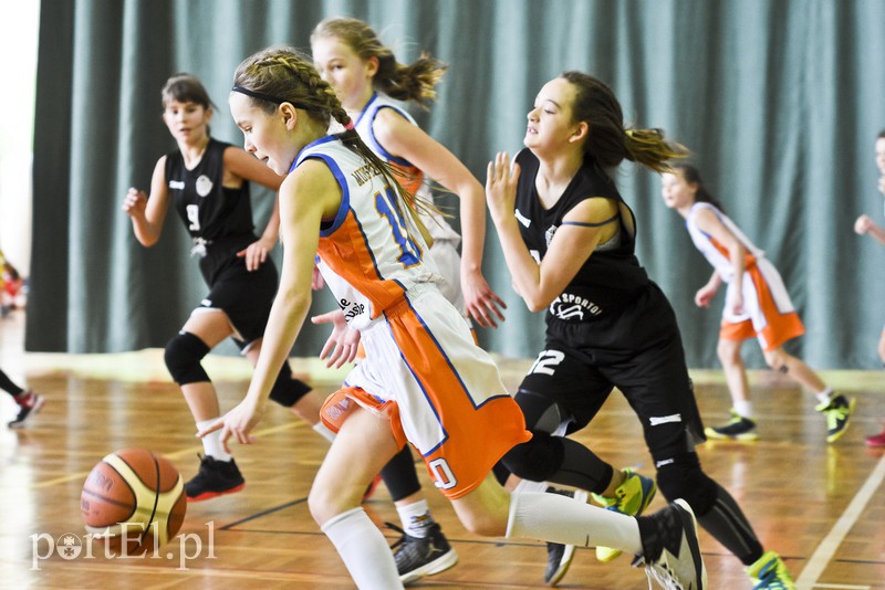  Młodzi koszykarze wyszli na parkiet zdjęcie nr 171593