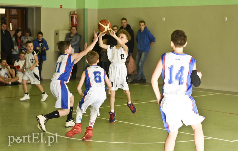  Młodzi koszykarze wyszli na parkiet zdjęcie nr 171583