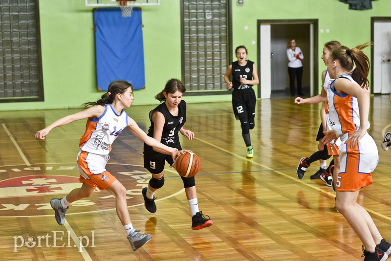  Młodzi koszykarze wyszli na parkiet zdjęcie nr 171572