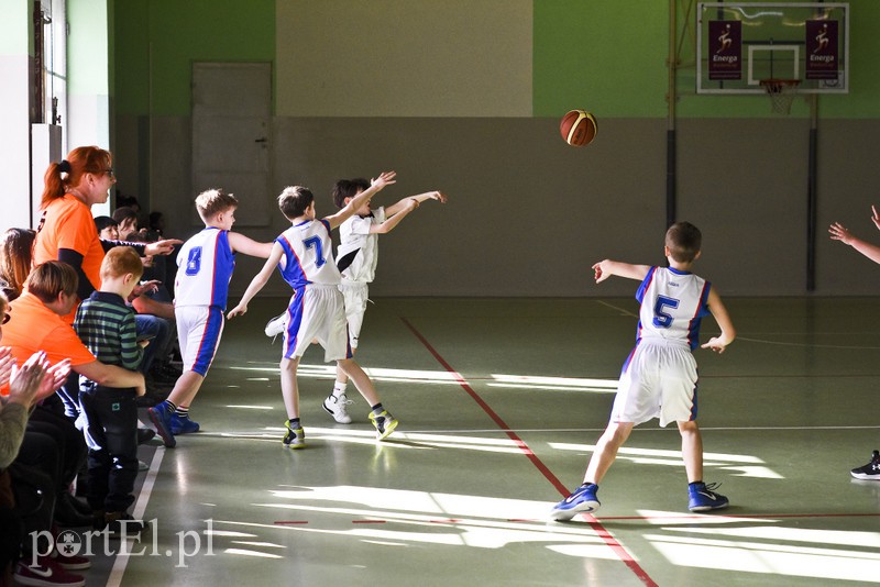 Młodzi koszykarze wyszli na parkiet zdjęcie nr 171577