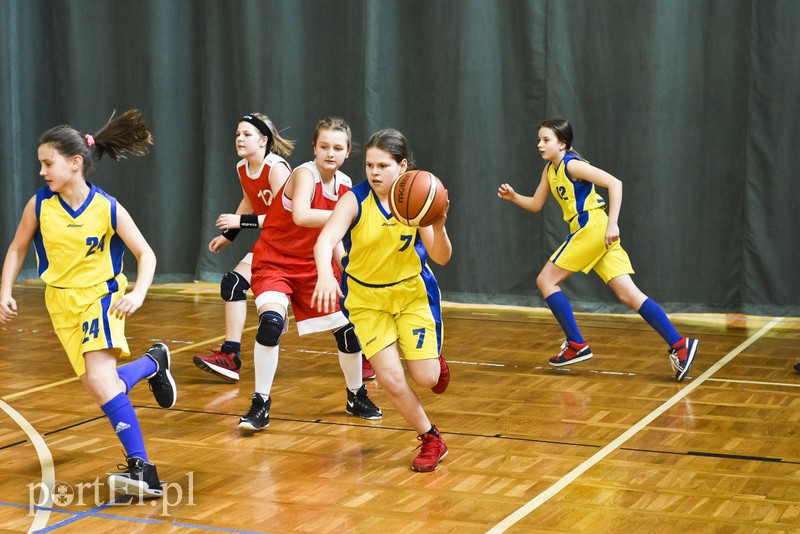  Młodzi koszykarze wyszli na parkiet zdjęcie nr 171561