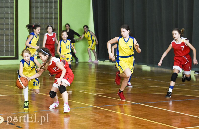  Młodzi koszykarze wyszli na parkiet zdjęcie nr 171562