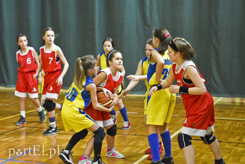  Młodzi koszykarze wyszli na parkiet zdjęcie nr 171560