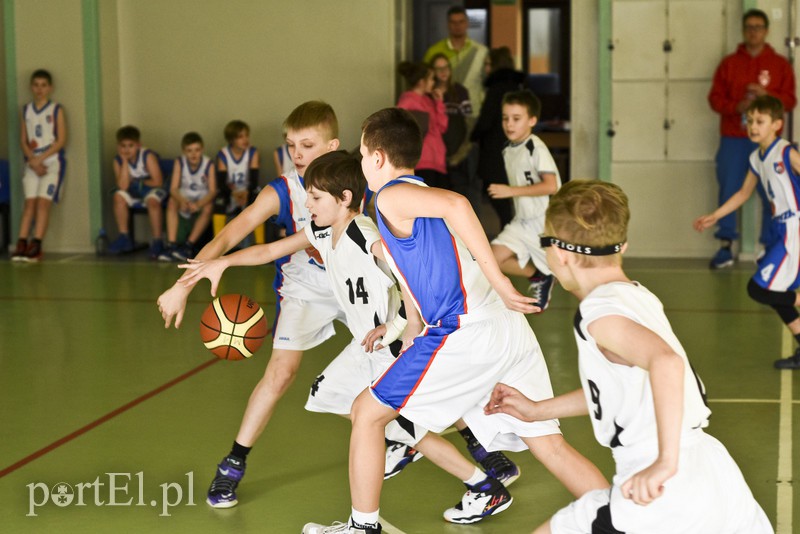 Młodzi koszykarze wyszli na parkiet zdjęcie nr 171584